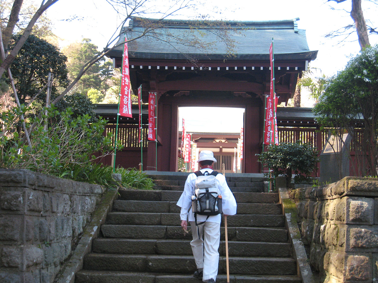旧小机領三十三所観音の泉谷寺を訪れる白装束姿の巡礼者